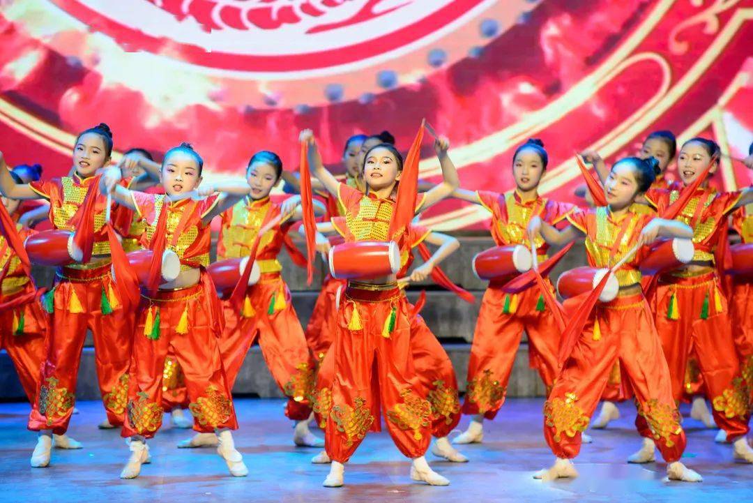 歌伴舞《情系张家港》西乐合奏《钢铁洪流进行曲》有氧操《勇往直前》