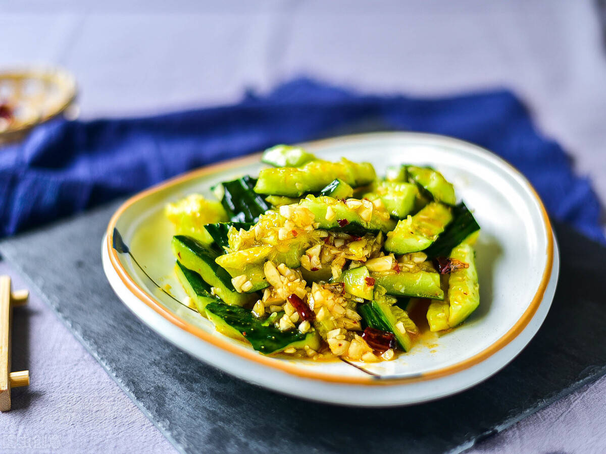 凉拌黄瓜时多做一步,黄瓜脆嫩爽口不出水,简单一拌比饭店的好吃_步骤