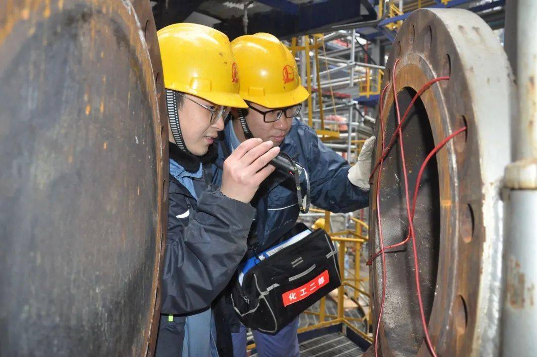 青春风采化工二部青年突击队攻坚克难助检修