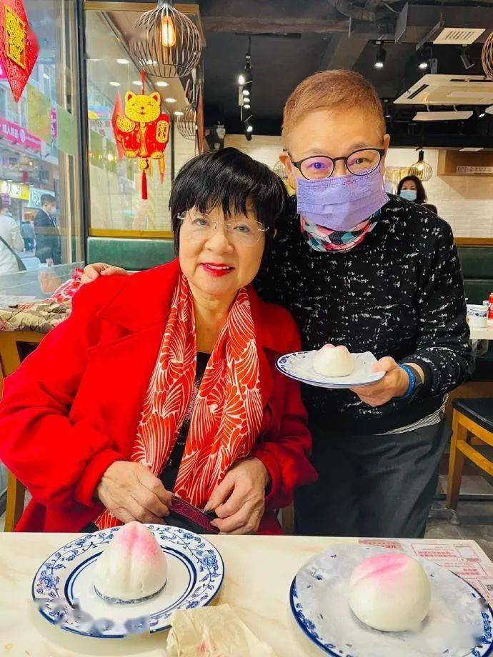 古天乐妈妈罕露面获佘诗曼妈妈庆祝生日打扮雍容华贵气质好