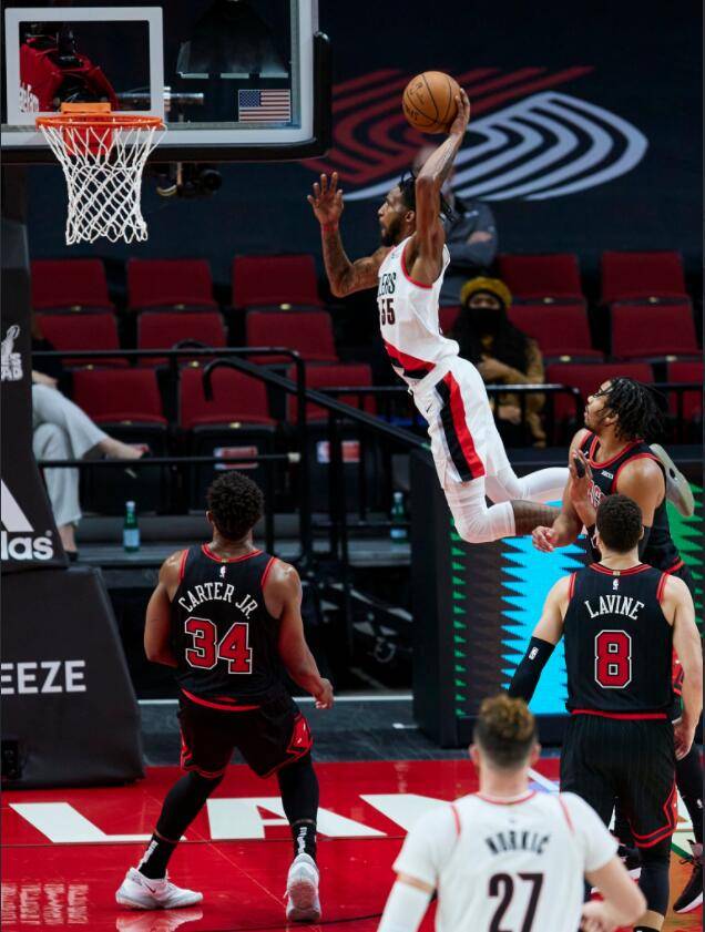 真能跳,扣篮王小琼斯滑翔飞扣技惊四座