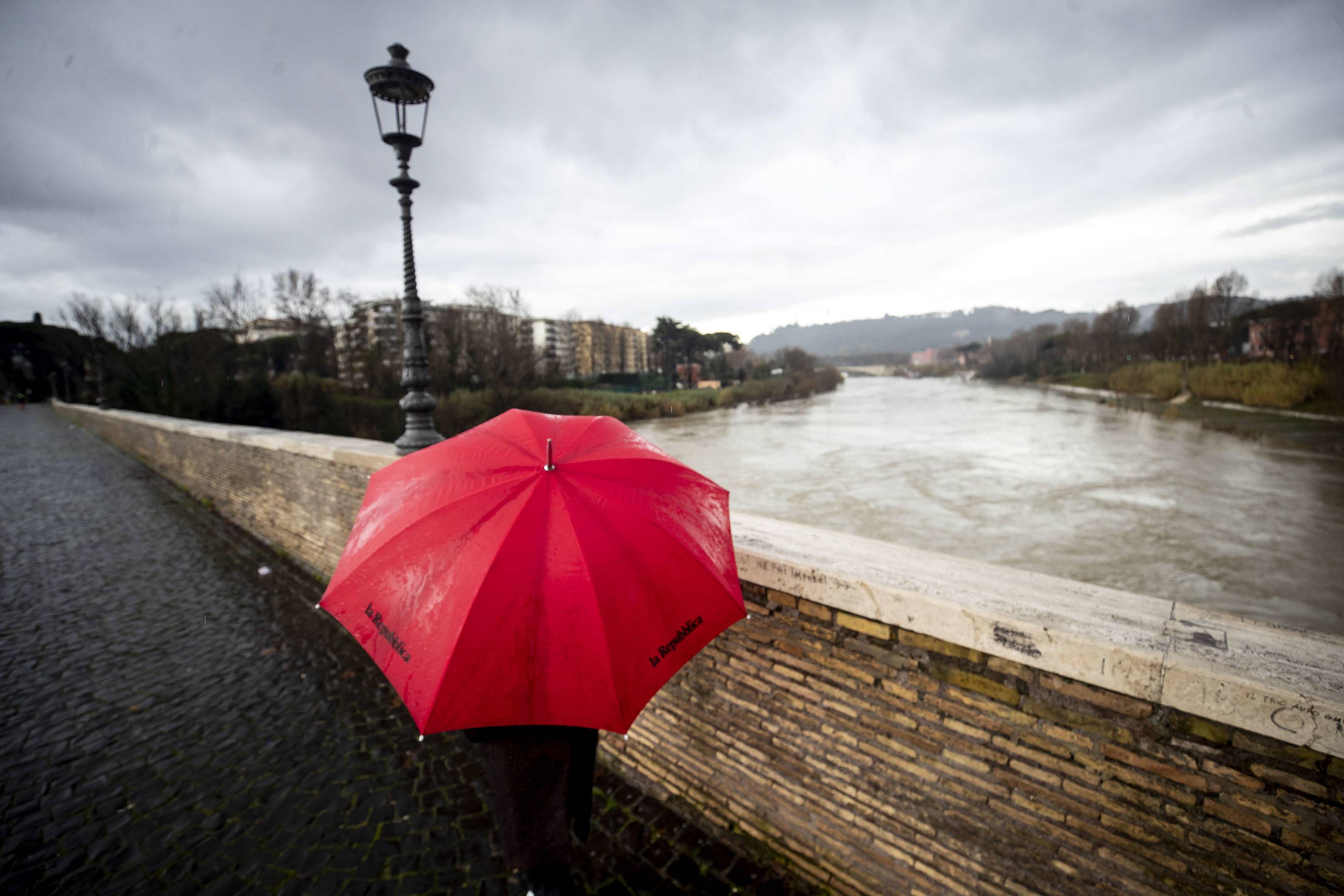 1月5日,在意大利罗马,行人打伞冒雨出行.