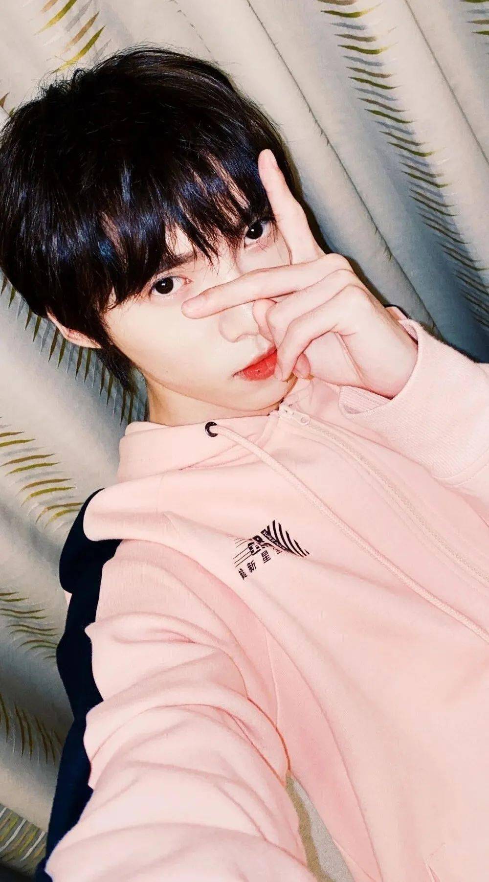 手机壁纸r1se赵磊