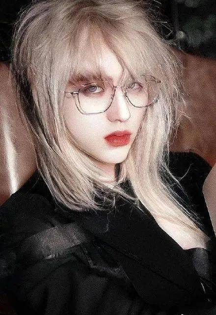 是黄旭熙▼大胆的猜!无奖竞猜!猜猜这肤白貌美的"小姐姐"是谁?