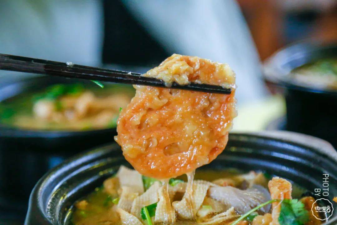 莲夹吃着口感脆爽,就是味道有些淡,小微最喜欢的就是砂锅的汤,喝着