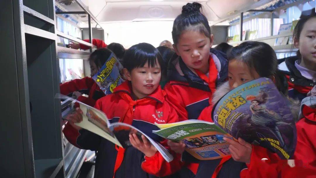 全校2000余名学生欢腾雀跃地聚集到流动图书车旁,在图书管理人员的