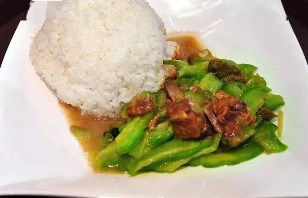 凉瓜牛肉饭鸡排炸得外酥里嫩,吃到口中发出诱惑咔哧咔哧的声音,淋上
