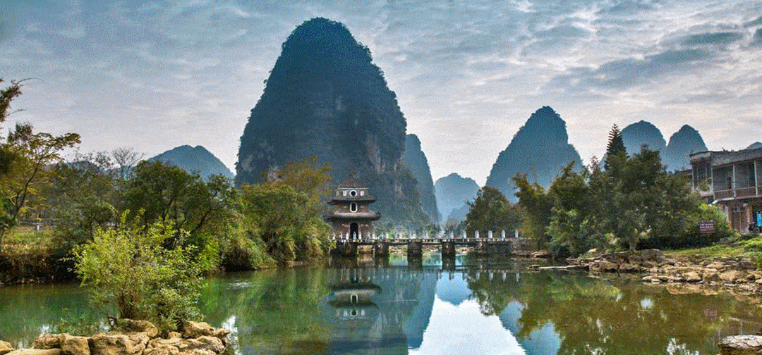 是典型的溶洞瀑布,作为中越边境瀑布,多有越南妇女撑船在下方贩卖商品