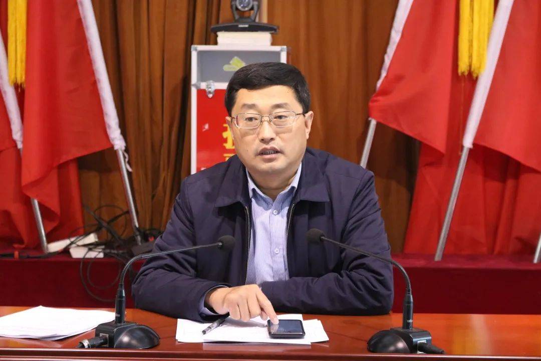 街道人大工委副主任赵岩峰传达了县委统筹疫情防控和经济运行工作领导