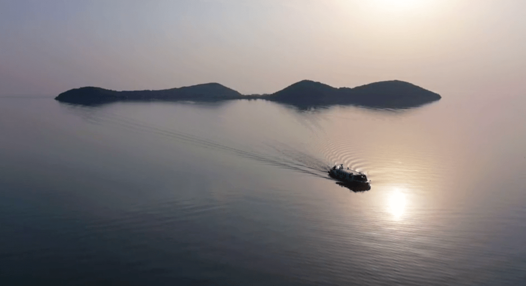 85千米,是光福镇冲山村至太湖漫山岛的10千伏122窑上线湖底光电复合缆