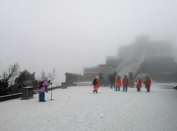 南岳降下2021第一场雪，有游客早上看到新闻马上坐高铁来看