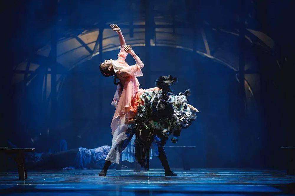 以一百多年前的鸦片战争为故事背景以三元里抗英起义为高潮爆发点以