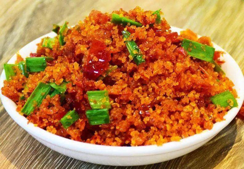 保康特色美食:炸胡椒住进林海雪源下的雪乡小木屋,一室一厅一卫,不