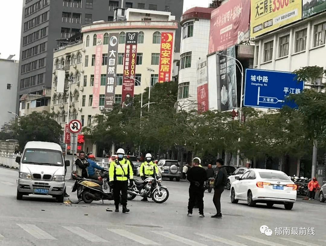 都城文化广场:一摩托车与一面包撞上!_郁南