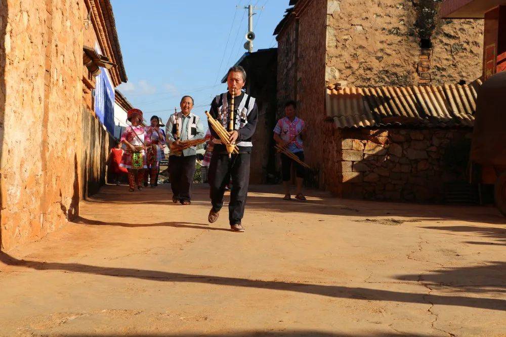 跳起芦笙舞来岔科镇庄寨村环境大提升村民笑开颜