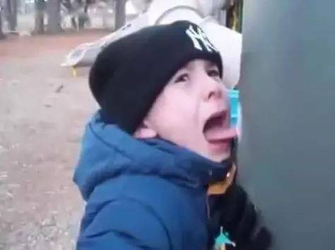 寒潮下的人们泼水成冰舔铁栏杆