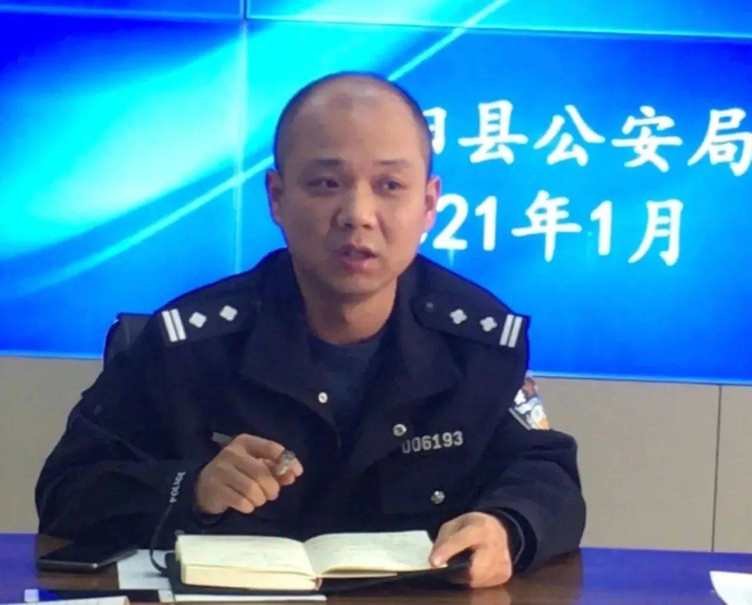 会上,李锋江组织参会人员学习了开锁业治安管理相关法律文件和规章