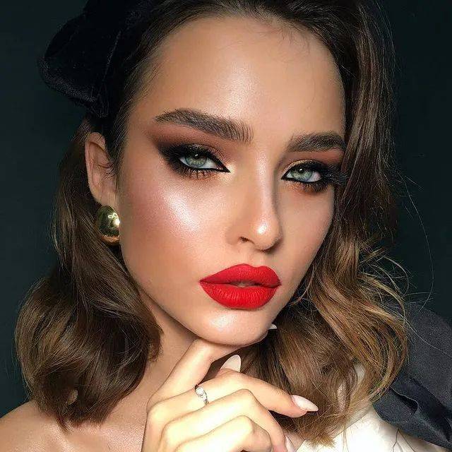 收藏烈焰红唇妆