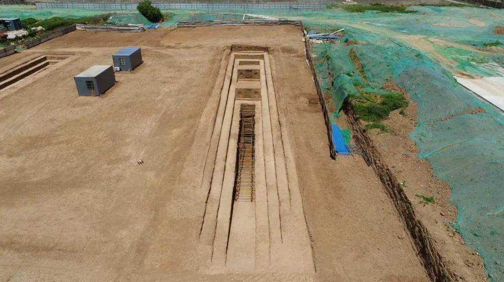 該座十六國墓葬坐北朝南,形制為斜坡墓道土洞墓,由墓道,兩個過洞,兩個