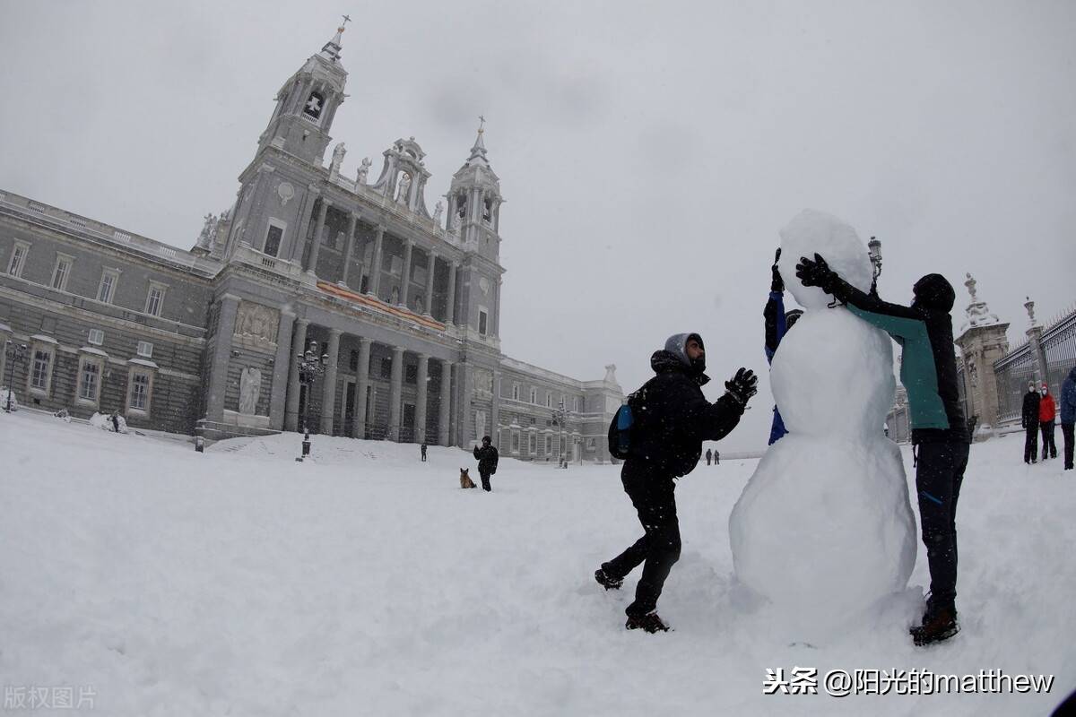 马德里强降雪后全城白茫茫民众雪中玩耍