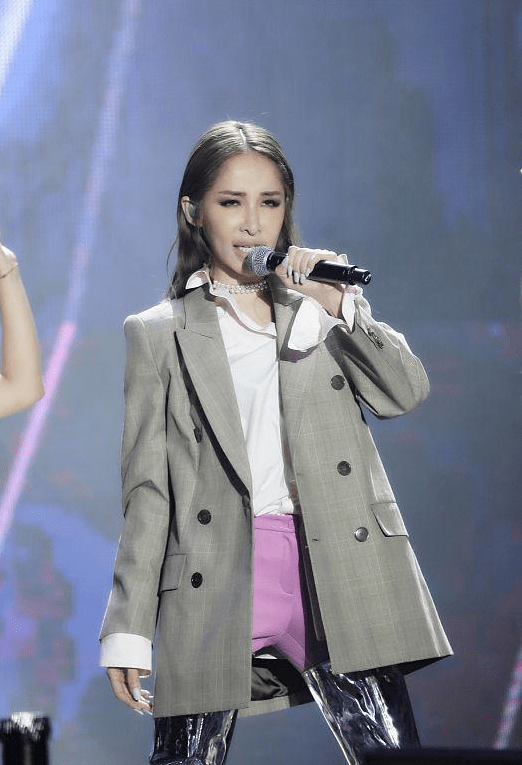 萧亚轩的时尚一般人真驾驭不了运动裤外面配长靴这造型太古怪