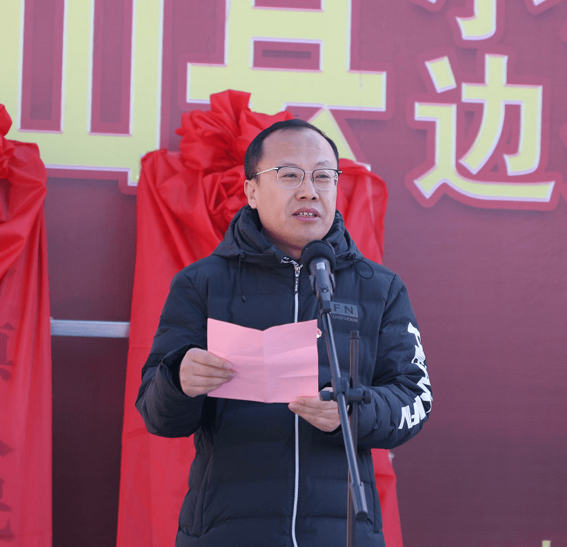 县政府副县长王丽梅宣读《沧州市人民政府关于同意盐山县撤销小庄乡