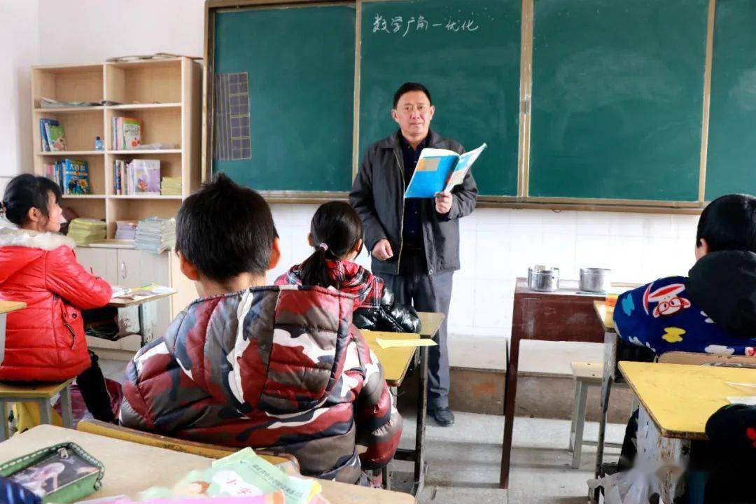 石步小学校长图片