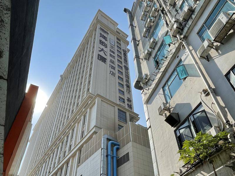 近日向本报报料称,其花费2890余万元租赁龙华区海韵大厦两层写字楼,但