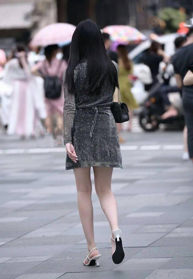 v领修身裹身裙修饰曼妙好身材