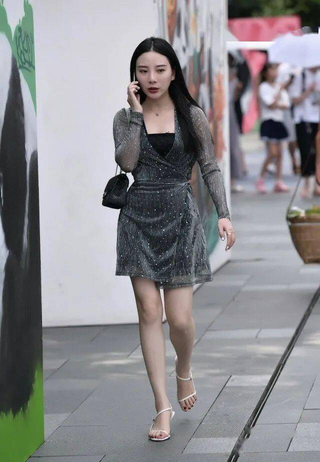 v领修身裹身裙修饰曼妙好身材