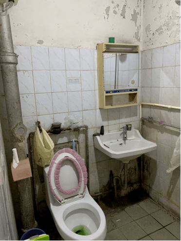 设计师在改造时,将卫生间做干湿分离,将干区挪到卫生间门外,保证洗手