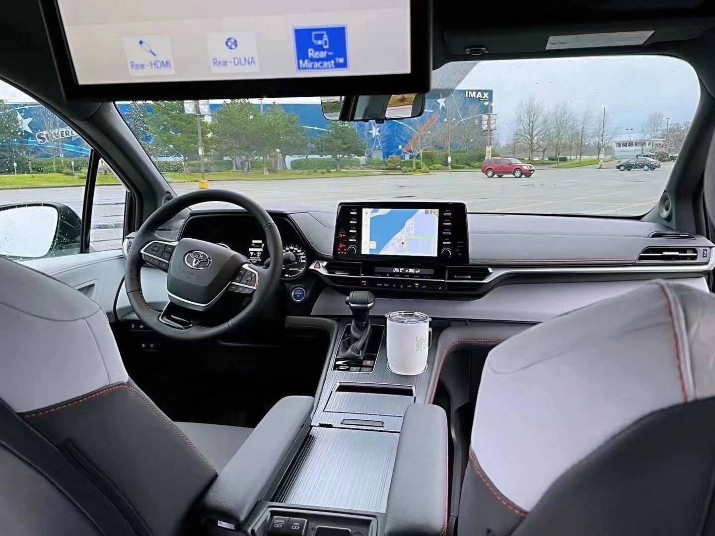 除了外观的变化之外,全新的丰田塞纳,这次在内饰方面的变化也很大