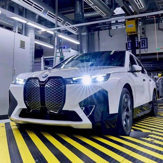 厂区实拍宝马X8，中网尺寸再次加大，4.4T+四驱，实车真霸气！_搜狐汽车_搜狐网