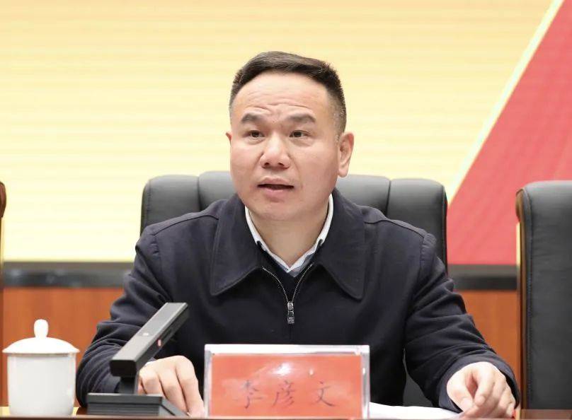 向劳动者致敬娄星区表彰劳动模范和先进工作者