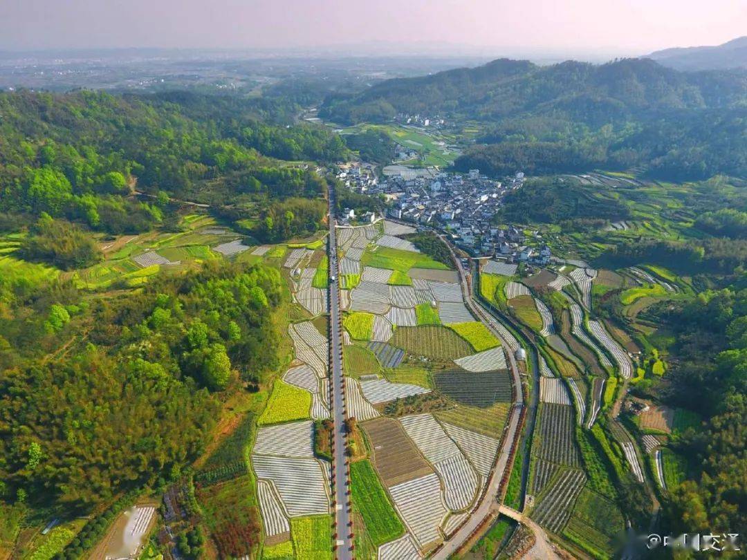 是"中国红岭公路"最险最美路段,带动"中国美丽休闲乡村"西莲村走上