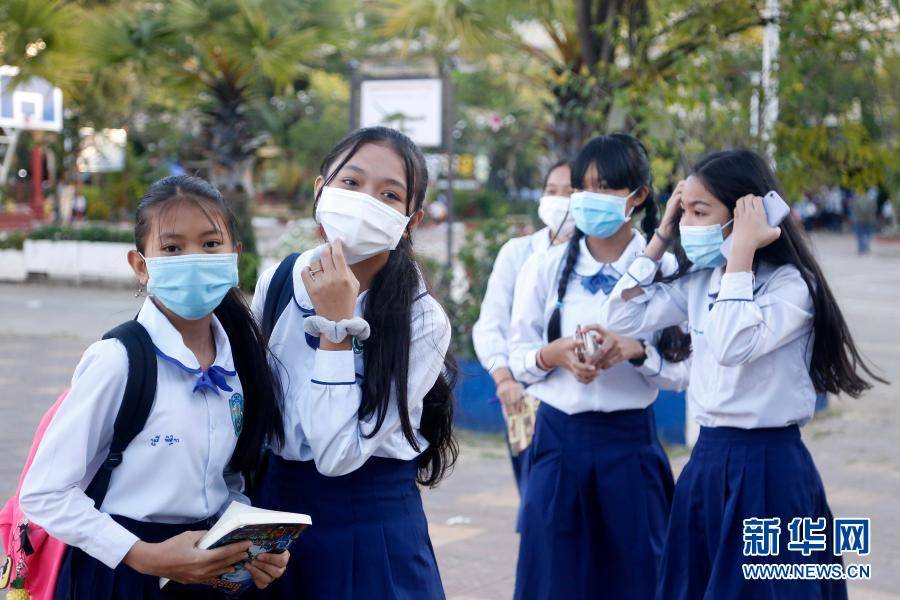 柬埔寨重新开放公立学校