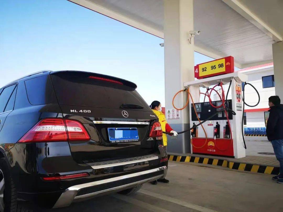 这两座加油站同时开业!