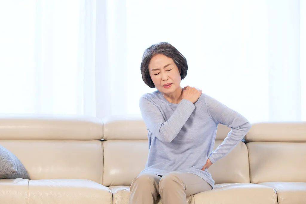 天冷常觉颈肩痛这件生活必需品没选对颈椎白受罪