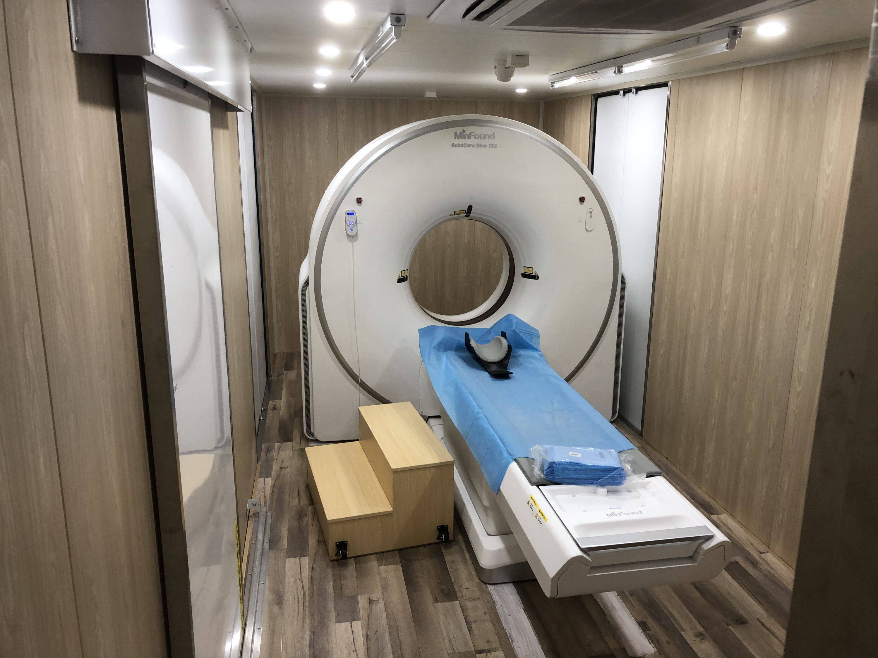 同日,@央视新闻 消息称,武汉大学中南医院派出整体车载移动方舱ct驰援