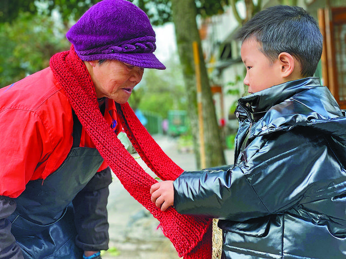 巧手织围巾 冬日送温暖