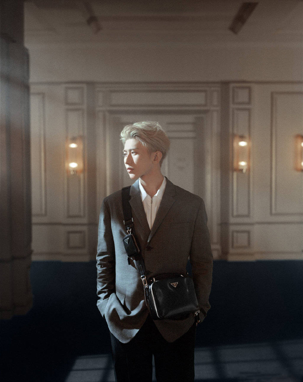 prada公开蔡徐坤全新宣传图展现雕刻般精致侧颜