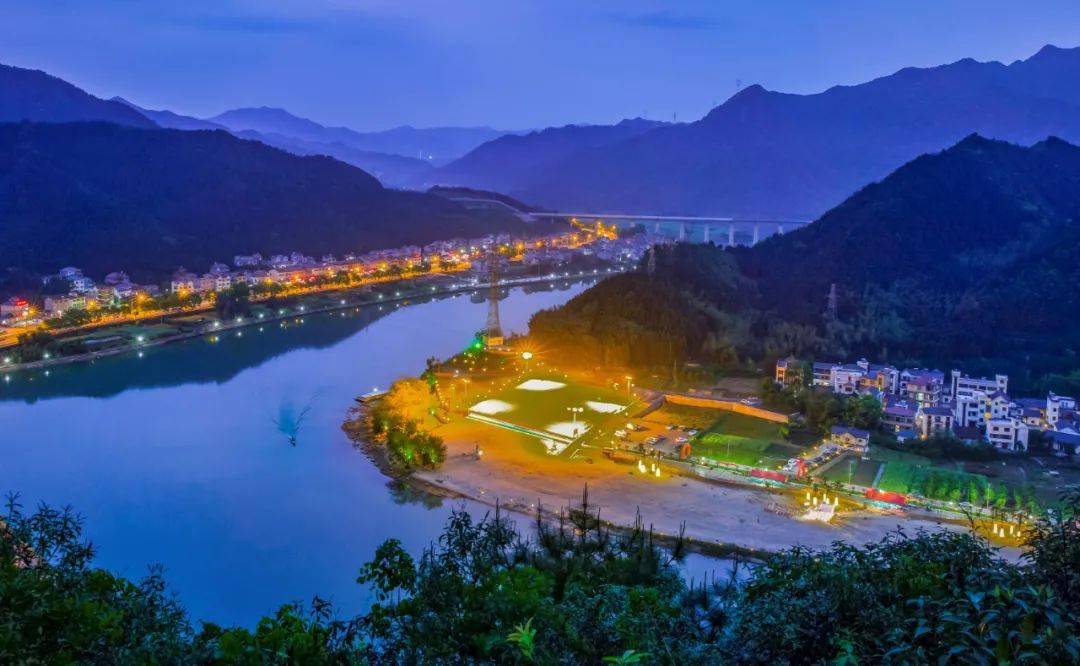 胡柚娃看常山十变丨城乡人居环境美丽出彩