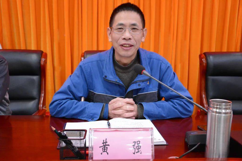 四川金堂人,中共党员,工学学士,高级工程师,一级建造师,曾在武警水电