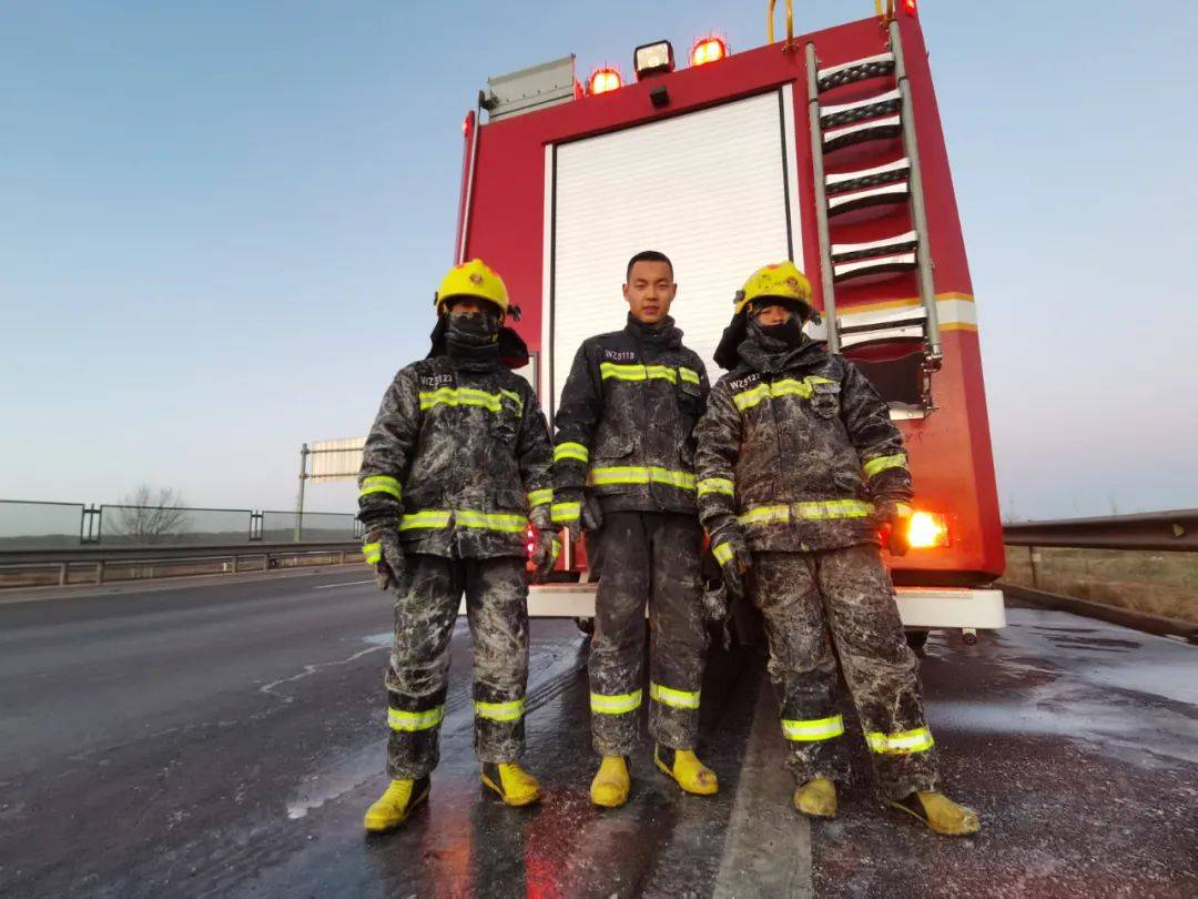 同心一辆满载货物的大卡车突发火灾,消防员灭火后,满身冰霜,衣服"竟"