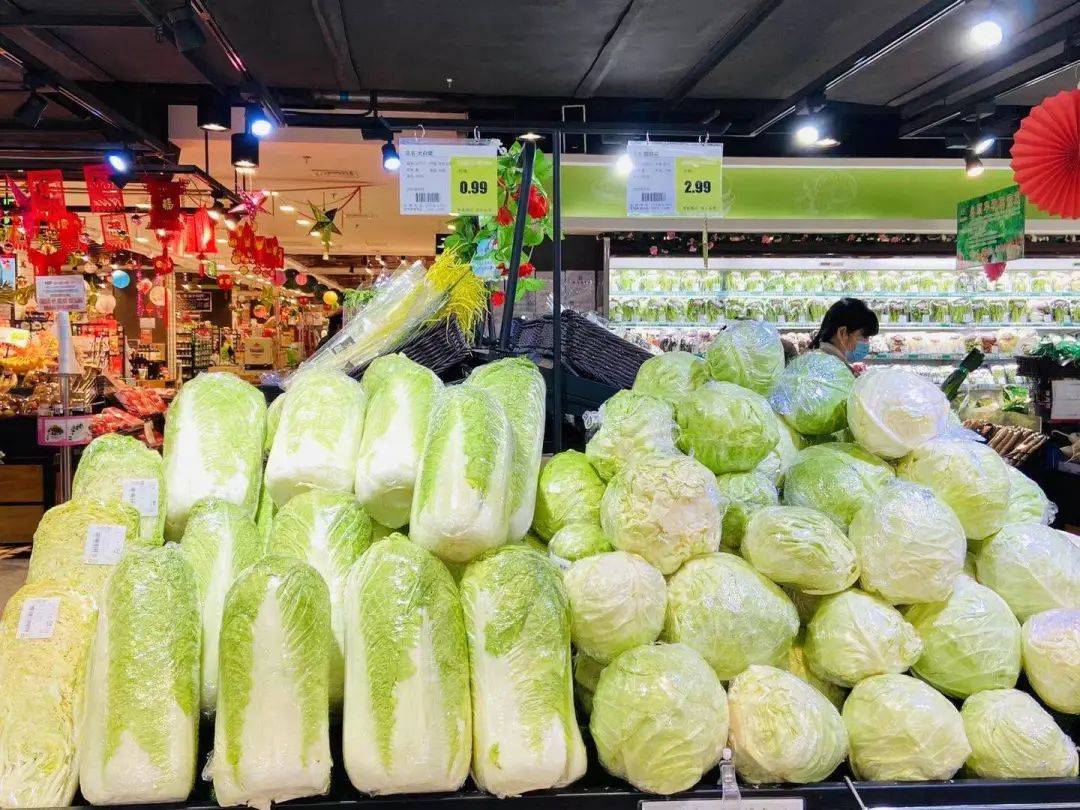 现场一斤099元超市发2万斤惠民大白菜来了