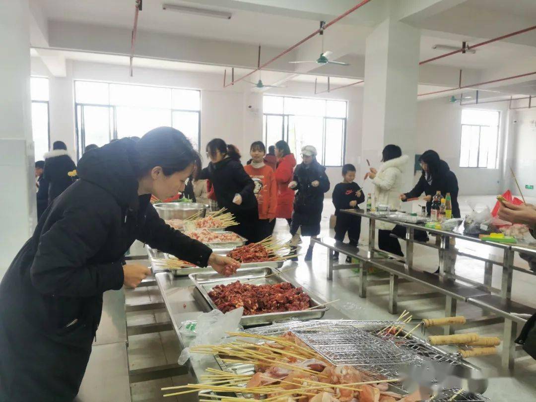了解,1月10日下午,博中书香校区在教师食堂举行全体老师团建拓展活动