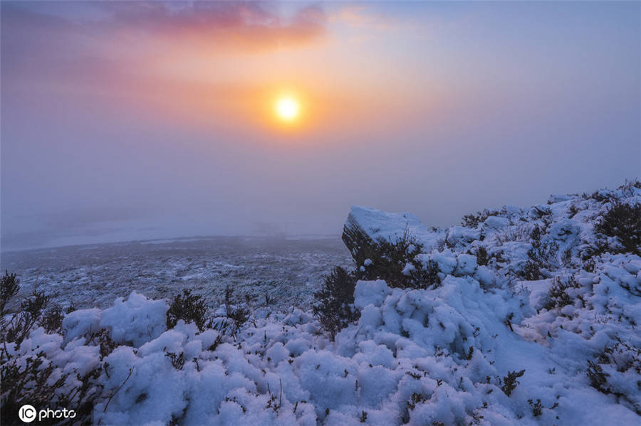 英国德比郡峰区冬季日出美景 梦幻缥缈如仙境