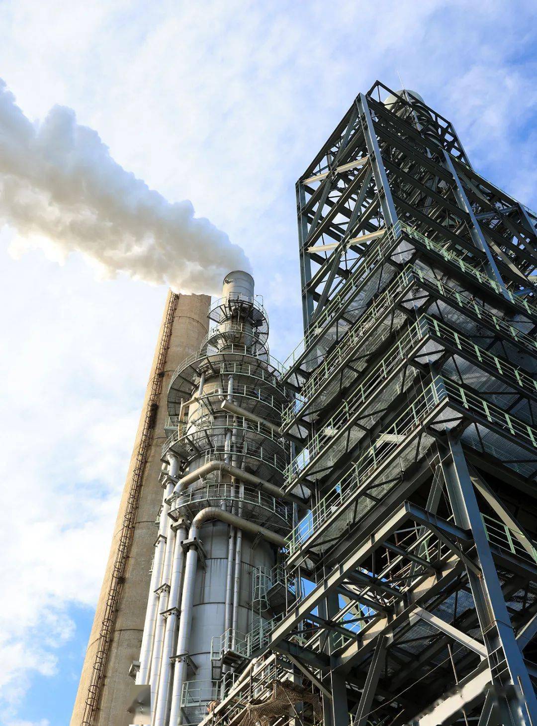 钢铁厂的烟囱里冒的白烟是什么你知道吗