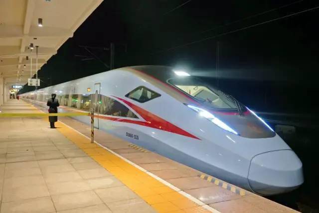 号动车组列车开往广州南方向在北海站休息一夜后再次出发d3743次复兴