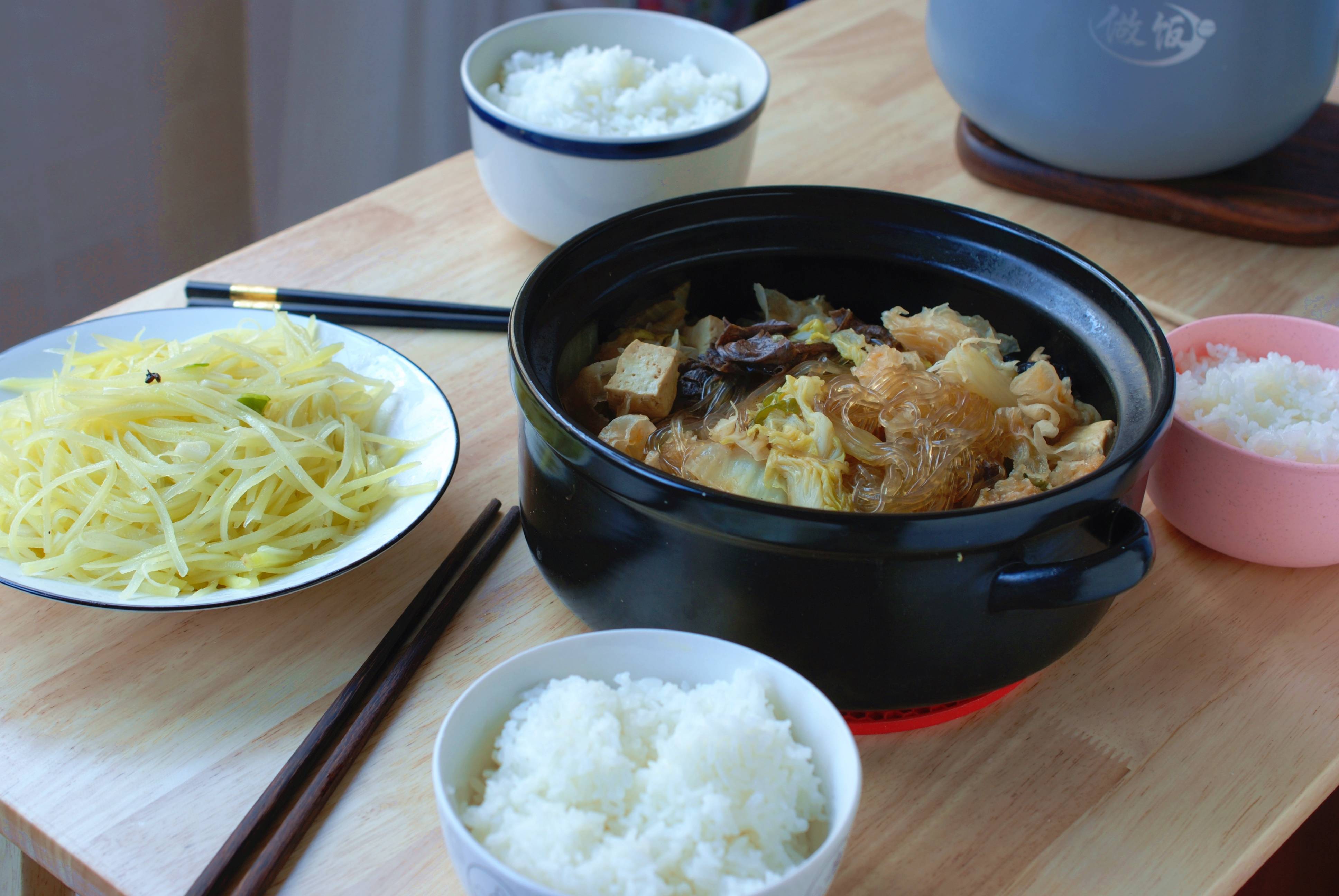 身在石家庄居家抗疫家中存粮不多一家三口的午餐2菜1饭